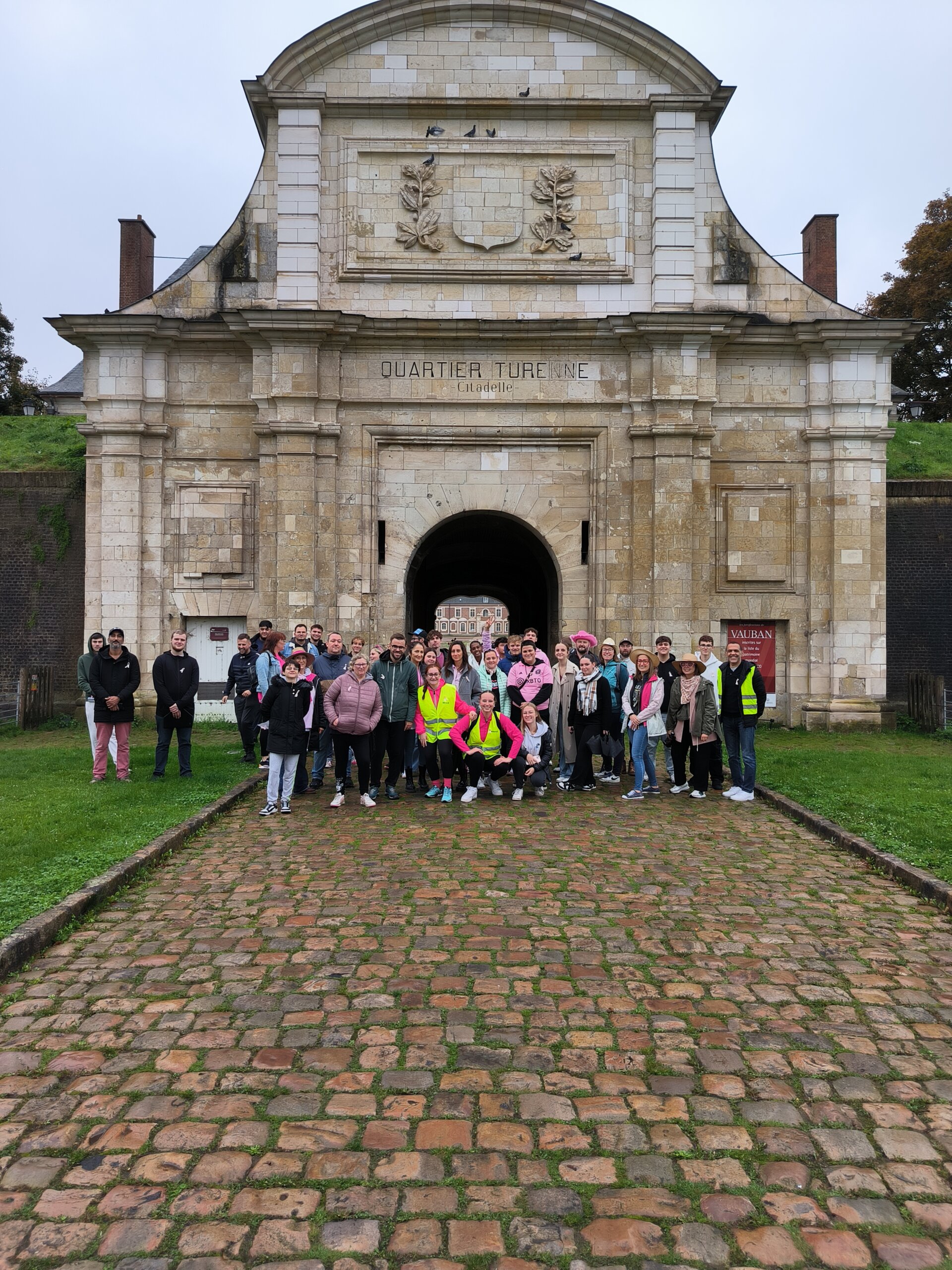 Groupe participant à la marche à l'occasion d'octobre rose.